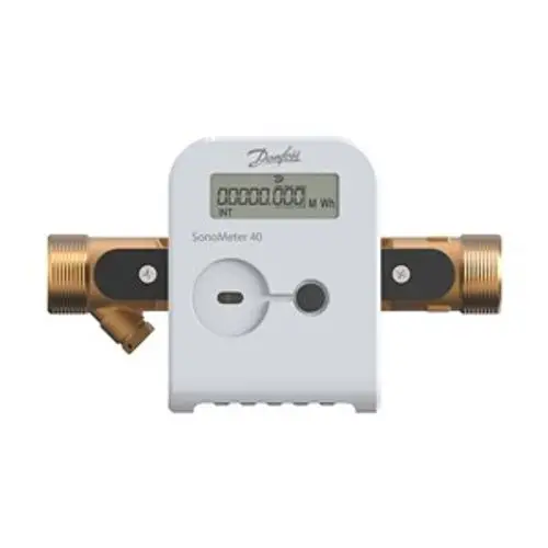 Wärmezähler von Danfoss mit digitaler Anzeige und zwei Anschlussöffnungen. Das Gerät ist robust konstruiert und für die Installation in Heizsystemen geeignet.